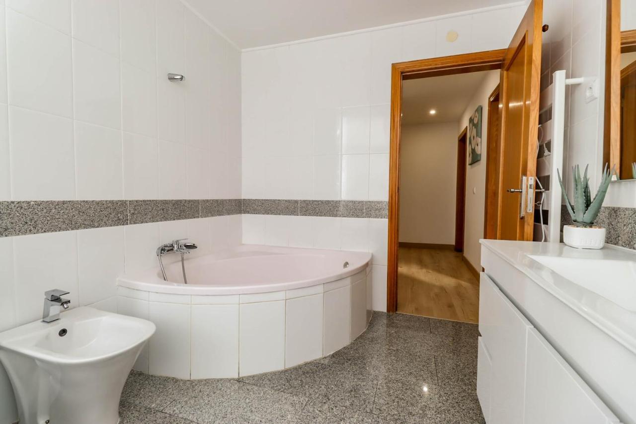 Flor Do Mar - Spacious Apartment With Balcony Vila Praia de Ancora Ngoại thất bức ảnh